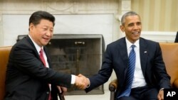 President Barack Obama shakes hands with Chinese President Xi Jinping during their meeting in the Oval Office of the White House in Washington, Sept. 25, 2015. 