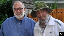 El presentador Mario Silva (izquierda) junto a Fidel Castro en septiembre de 2011. Silva dijo que saldrá del aire por unos días mientras se recupera de salud.