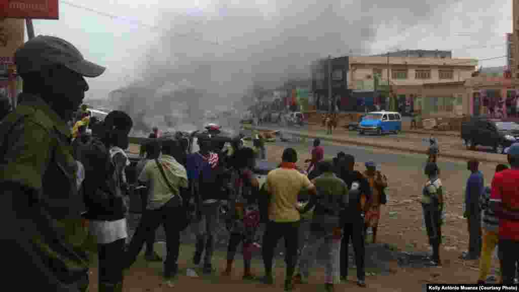 De la fumée monte des pneus brulés par une foule qui manifeste sa colère alors que les conducteurs de taxi sont en grève à Luanda, 5 octobre 2015. Photo d&#39;​António Muanza