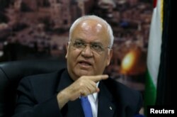 El principal negociador palestino, Saeb Erekat, hace un gesto durante una conferencia de prensa en Ramala, en la ocupada Cisjordania, el 24 de junio de 2018. REUTERS / Mohamad Torokman.