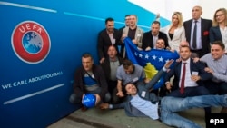 Les journalistes du Kosovo célèbrent l’admission de leur pays comme le 55e membre de l’UEAF lors du 40e Congrès ordinaire de cette confédération européenne du football à Budapest, Hongrie, 3 mai 2016. epa/TIBOR ILLYES HUNGARY OUT