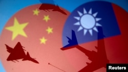 Hình ảnh cờ Đài Loan và Trung Quốc cùng các máy bay quân sự trong bức ảnh minh hoạ chụp hôm 9/4. Trung Quốc đã điều lượng máy bay lớn nhất từ trước tới nay vào vùng nhận dạng phòng không của Đài Loan để đáp trả cái mà Bắc Kinh gọi là "sự thông đồng" với nước ngoài.