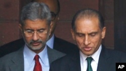 Foreign ministers Subramanyam Jaishankar of India, left, and Aizaz Ahmad Chaudhry of Pakistan, right, leave a meeting in New Delhi, India, April 26, 2016. Chaudhry is visiting India for an annual conference on Afghanistan.
