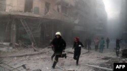 Rescatistas corren para atender heridos en el área de Al-Muasalat area al norte de Alepo.