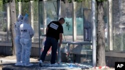 法国警察在马赛的一个公共汽车站检查车辆撞人致死的现场。 （2017年8月21日）