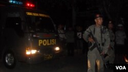 Police menggerebek lokasi yang diduga sarang teroris di Solo. (Foto: VOA/Yudha Satriawan)