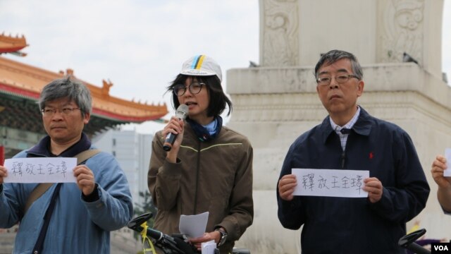 吳仁華（右）與台灣人權促進會秘書長邱伊翎(中)(美國之音楊明攝）