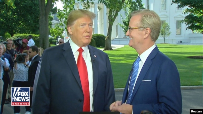El presidente de EE.UU., Donald Trump, durante una entrevista con el presentador de Fox & Friends, Steve Doocy, (derecha), en la Casa Blanca, en Washington, DC. 15 de junio de 2018. Imagen fija de video. Cortesía de Fox & Friends / a través de REUTERS.