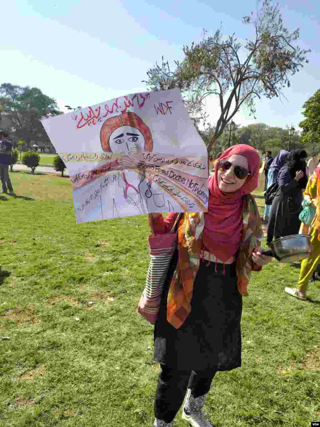 مارچ میں شریک خواتین نے مختلف سماجی مسائل کی بھی نشاندہی کی۔