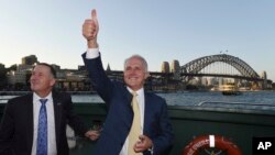 លោក Malcolm Turnbull នាយក​រដ្ឋ​មន្រ្តី​អូស្រ្តាលី​ (រូប​ស្តាំ) និង​លោក John Key នាយក​រដ្ឋ​មន្រ្តី​នូវែលសេឡង់​ធ្វើ​ដំណើរ​នៅ​លី​សាឡាង​នៅ​កំពង់ផែ​ស៊ីដនី​ កាលពី​ថ្ងៃទី១៩​ ខែកុម្ភៈ ឆ្នាំ២០១៦។