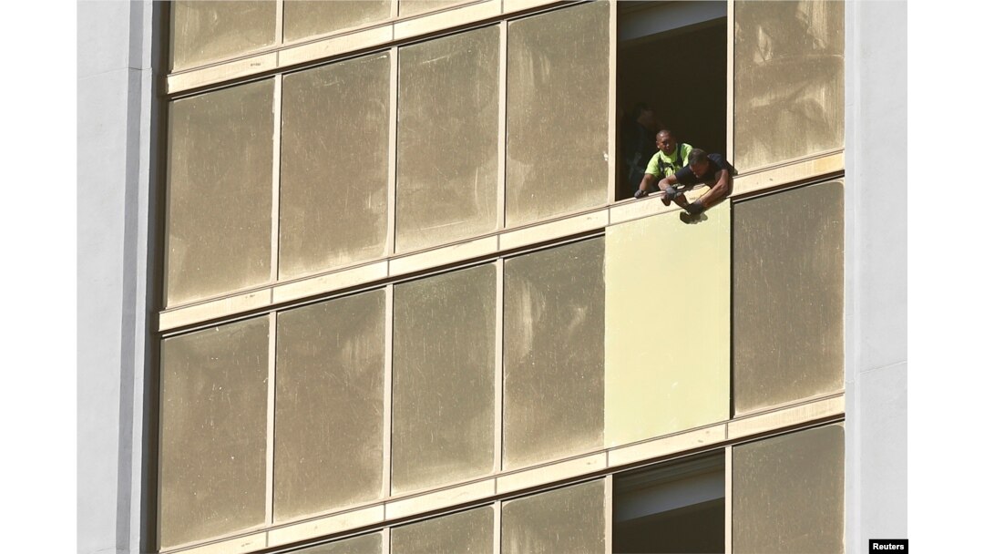 Trabajadores reparan una de las ventanas del hotel Mandalay Bay rota por el asesino Stephen Paddock para perpetrar el ataque que cobró la vida de al menos 58 personas y dejó más de 400 heridas el domingo 1 de octubre de 2017 en Las Vegas.