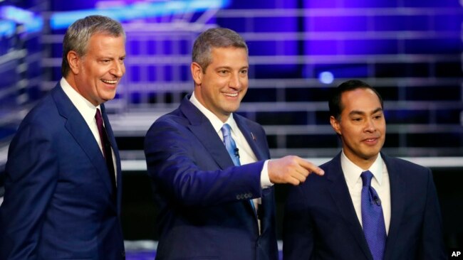 蒂姆·莱恩（中）在民主党总统参选人首场电视辩论中说中国是美国最大威胁