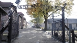 Ворота в бывший нацистский концлагерь Освенцим, Польша (архивное фото)