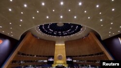 Tampak aula dari Majelis Umum PBB yang kosong sebelum pelaksanaan Sidang Umum PBB yang ke-76 yang digelar di markas PBB, di New York, pada 20 September 2021. (Foto: Pool via Reuters/John Angelillo)