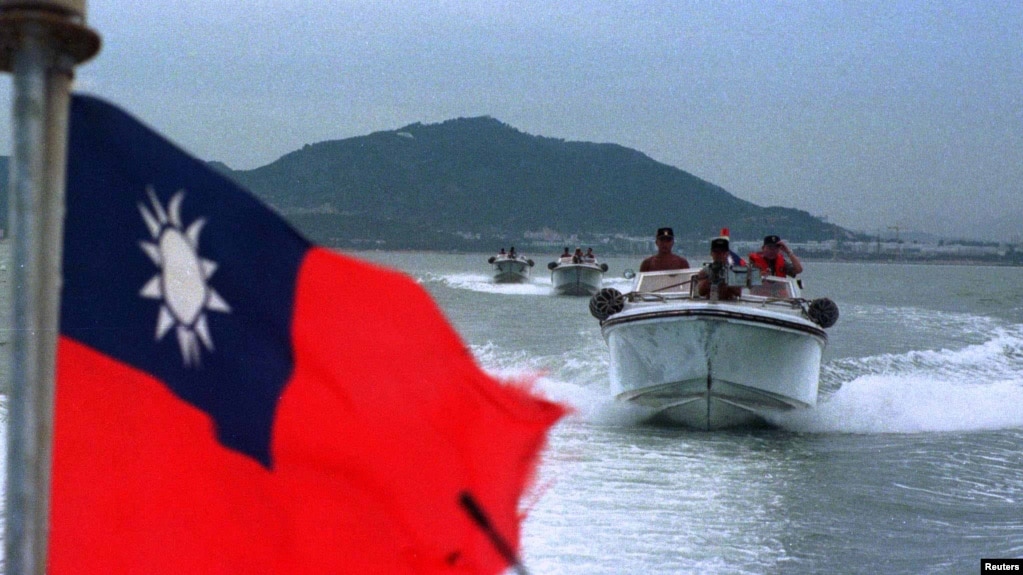 资料照：台湾军人在金门岛附近驾驶快艇巡逻。(photo:VOA)
