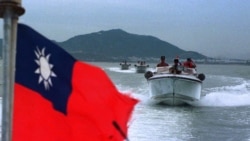 资料照：台湾军人在金门岛附近驾驶快艇巡逻。