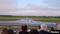 Un avion de Ryanair, qui transportait le blogueur et activiste de l'opposition biélorusse Roman Protasevich et détourné vers la Biélorussie, où les autorités l'ont détenu, atterrit à l'aéroport de Vilnius à Vilnius, en Lituanie, le 23 mai 2021.