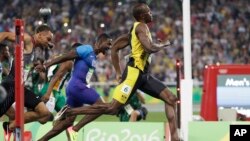 Bolt chạy chậm khi bắt đầu cuộc đua, nhưng bất ngờ bứt phá và vượt vận động viên Mỹ Justin Gatlin ở mốc 80 mét và giành chiến thắng với thời gian là 9,81 giây.
