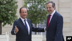 Tổng thống Pháp Francois Hollande, bên trái, chào đón Thủ tướng Hy Lạp Antonis Samaras tại Điện Elysee, Paris, ngày 25 tháng 8, 2012