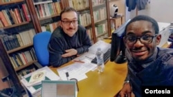 Kim Daniel Bengui com o professor Giorgio de Marchis, coordenador da cátedra Agostinho Neto