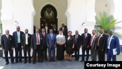 Mdhibiti na Mkaguzi Mkuu wa Hesabu za Serikali (CAG) Mussa Assad akiwa na timu yake ya wakaguzi na Rais Magufuli, Waziri Mkuu Majaliwa na Makamu wa Rais Samia Suluhu, Januari 2019.