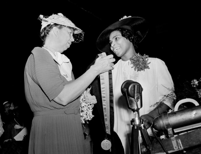 지난 1939년 엘리노어 루스벨트(왼쪽) 여사가 여가수 매리안 앤더슨에게 영예의 메달을 수여하고 있다.