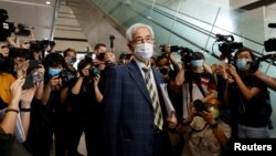 香港民主黨創黨主席李柱銘在4月1日離開法院（路透社照片）