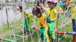 Permainan di luar ruangan melatih motorik kasar, menjadi salah satu cara belajar anak usai dini (foto Petrus Riski-VOA)