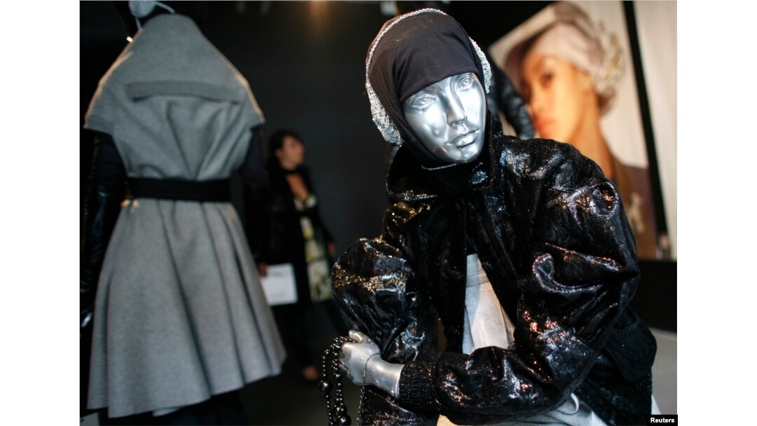Seorang mahasiswi mengunjungi pameran busana Muslim di Rotterdam, 24 April 2007. (Foto: Reuters)