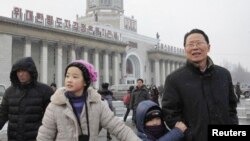 12일 북한 관영매체들이 3차 핵실험에 성공했다고 보도한 가운데, 평양역에 나온 주민들.