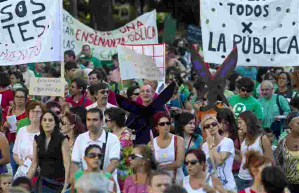 Miles de maestros y estudiantes salieron a las calles de Madrid en España para mostrar su rechazo a los despidos y recortes del presupuesto de educación. El país tiene uno de las tasas de desempleo más altas de la zona euro.