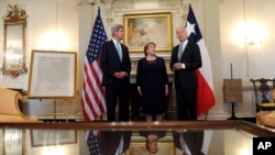 El vicepresidente,Joe Biden, y el secretario de Estado, John Kerry, conversan con la presidenta de Chile, Michelle Bachelet.