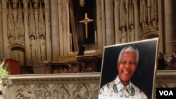 Foto Nelson Mandela di altar utama Gereja Riverside di New York, dalam doa mengenang mendiang pemimpin Afrika Selatan itu. (Foto: Dok)