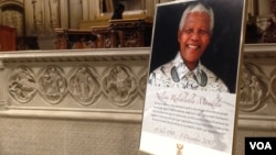 A large photo of Nelson Mandela was displayed near the main altar at the Riverside Church in New York during the late leader's memorial service, Dec. 11, 2013. (Adam Phillips/VOA)