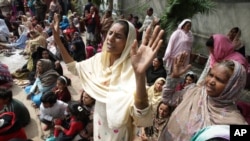 ایک مسیحی خاتون لاہور میں مارچ 2015 میں دو چرچوں میں بم حملوں کا نشانہ بننے والوں کے لیے دعا کر رہی ہے۔ فائل فوٹو