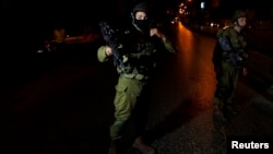 20일 팔레스타인 서안 지구 도시 헤브론에서 이스라엘 군인들이 실종 소년들의 수색 작전을 벌이고 있다.