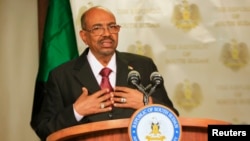 Sudan President Omar al-Bashir speaks to the media in state house in capital Juba during his visit to South Sudan, Jan. 6, 2014. 