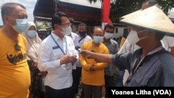 Bupati Sigi Irwan Lapata memberikan penjelasan kepada wartawan terkait perkembangan perbaikan irigasi gumbasa yang diperkirakan hingga 2024. Rabu, 7 April 2021. (Foto: VOA/Yoanes Litha)