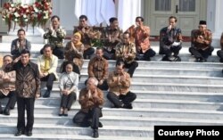 Fachrul Razi berdiri dan mengucap salam ketika diperkenalkan Jokowi sebagai menteri. (Foto: KSP)