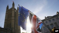 پرچم‌های بریتانیا و اتحادیه اروپا در برابر ساختمان پارلمان بریتانیا