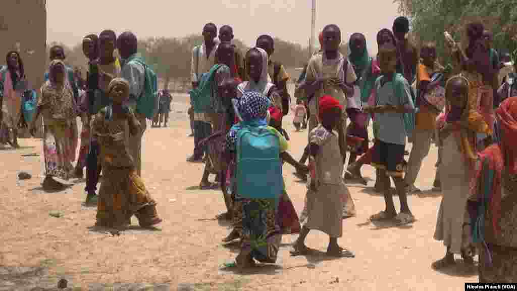 Children at the end of the school day in Bosso, in the Diffa region of Niger, April 19, 2017. (Photo: Nicolas Pinault / VOA)