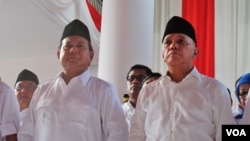 Prabowo Subianto dan Hatta Rajasa saat akan mendaftarkan diri ke Komisi Pemilihan Umum (KPU) sebagai calon presiden dan wakil presiden (20/5). (VOA/Fathiyah Wardah).
