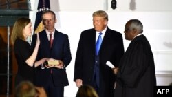 Amy Coney Barrett jura como juíza do Supremo Tribunal