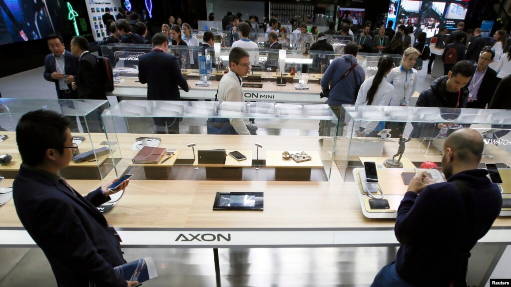 Điện thoại di động Axon của ZTE được trưng bày tại Đại hội Điện thoại Di động Thế giới Barcelona, Tây Ban Nha, ngày 25/2/2016.