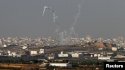 Các vệt khói sau các phi đạn từ phía bắc dải Gaza, ngày 11/11/2012.