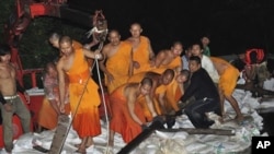 제방을 쌓고 있는 승려들과 방콕 시민들