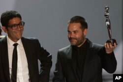 El director chileno Sebastián Lelio levanta su premio por Mejor Película de Ficción, "Gloria" junto al escritor Gonzalo Maza. Premios Platino. Ciudad de Panamá, abril 5, 2014.