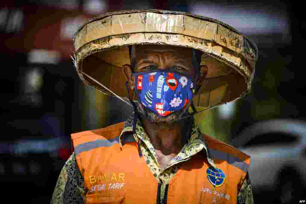 انڈونیشیا میں مرد اس انداز کے ماسک استعمال کر رہے ہیں جو عموماً پہلی نظر میں بچوں کے کپڑوں پر بنے ڈیرائن سے مشابہہ ہیں۔
