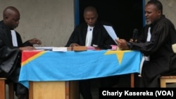 Des juges lors foraine pour l’octroi les actes de naissance aux ex enfants soldats, à Rutshuru, Nord-Kivu, RDC, 6 septembre 2017. (VOA/Charly Kasereka)