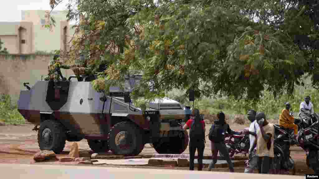 Des soldats du Régiment de la sécurité présidentielle chargent des manifestants et des journalistes à l'hôtel Laico à Ouagadougou, au Burkina Faso, 20 septembre 2015.